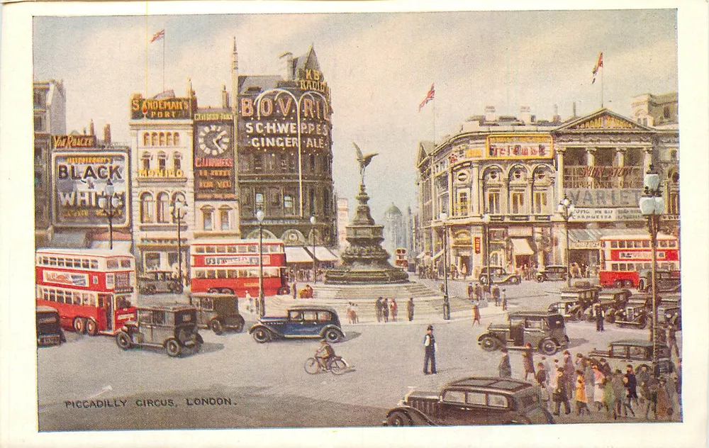 Piccadilly Circus, Londres — vista animada com ônibus vermelhos e monumento central — editor não visível - Frente