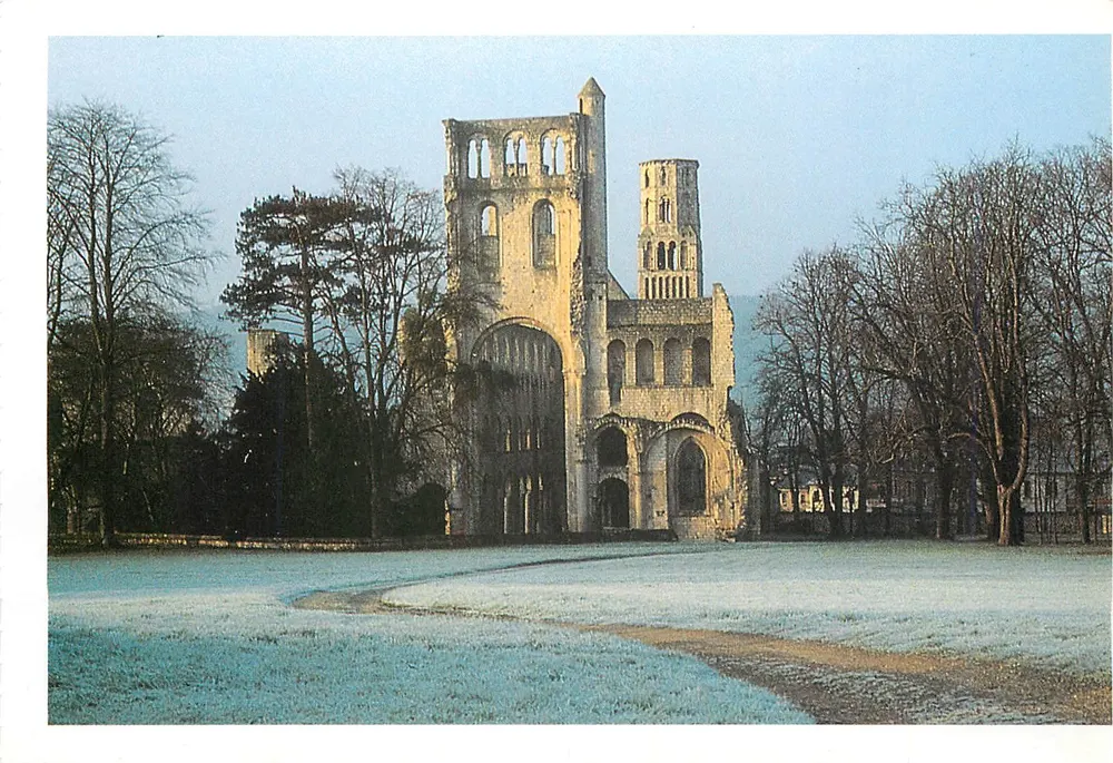 Jumièges, la tour-lanterne — ruines d'abbaye — © Richard Nourry - Recto