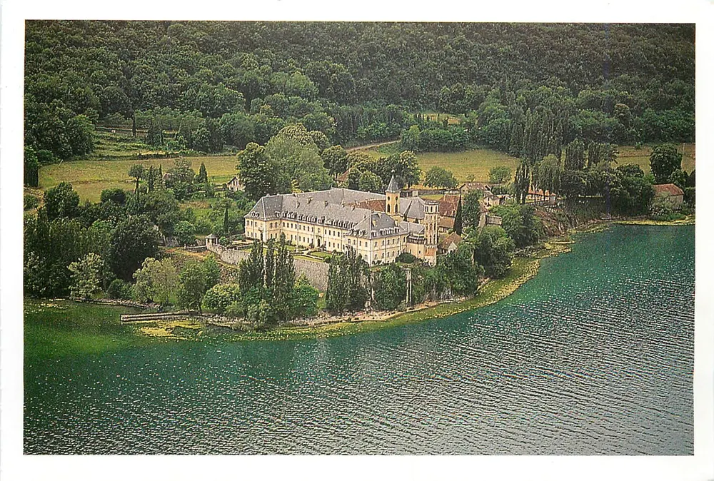 Haute-Côme — a abadia cercada pelo lago de Bourget — © Richard Nourry - Frente