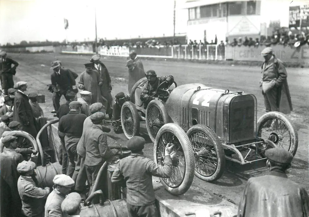 Changement de roues sur le circuit de Dieppe — La Belle Époque — Éditions d'art J.-Jaurès - Recto