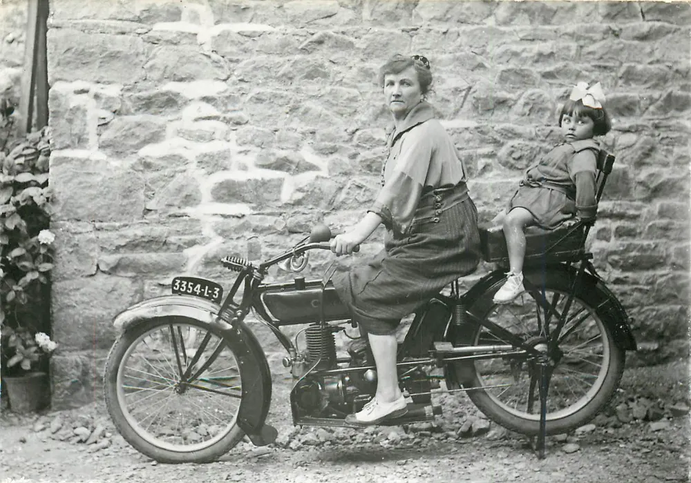 Frau und Kind auf einer Motorrad — Verlag: Editions d'Art J. Jaures, n° 44 75 0113 - Vorderseite