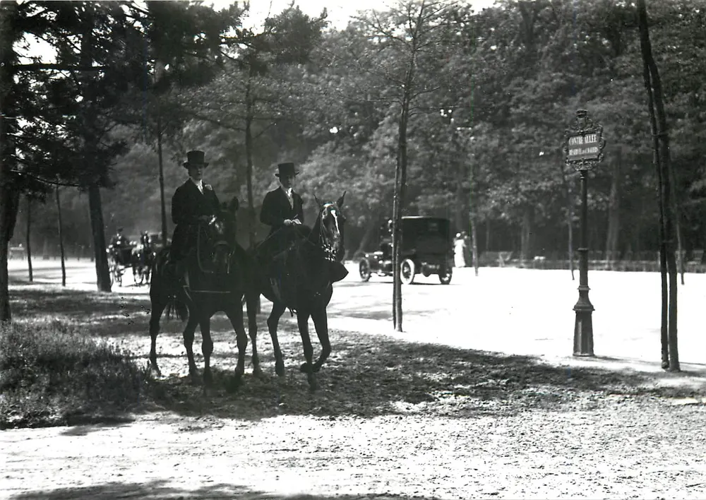 Paris 1900 — Cavaleiro no bosque de Boulogne — Edições J.-Jaurès - Frente