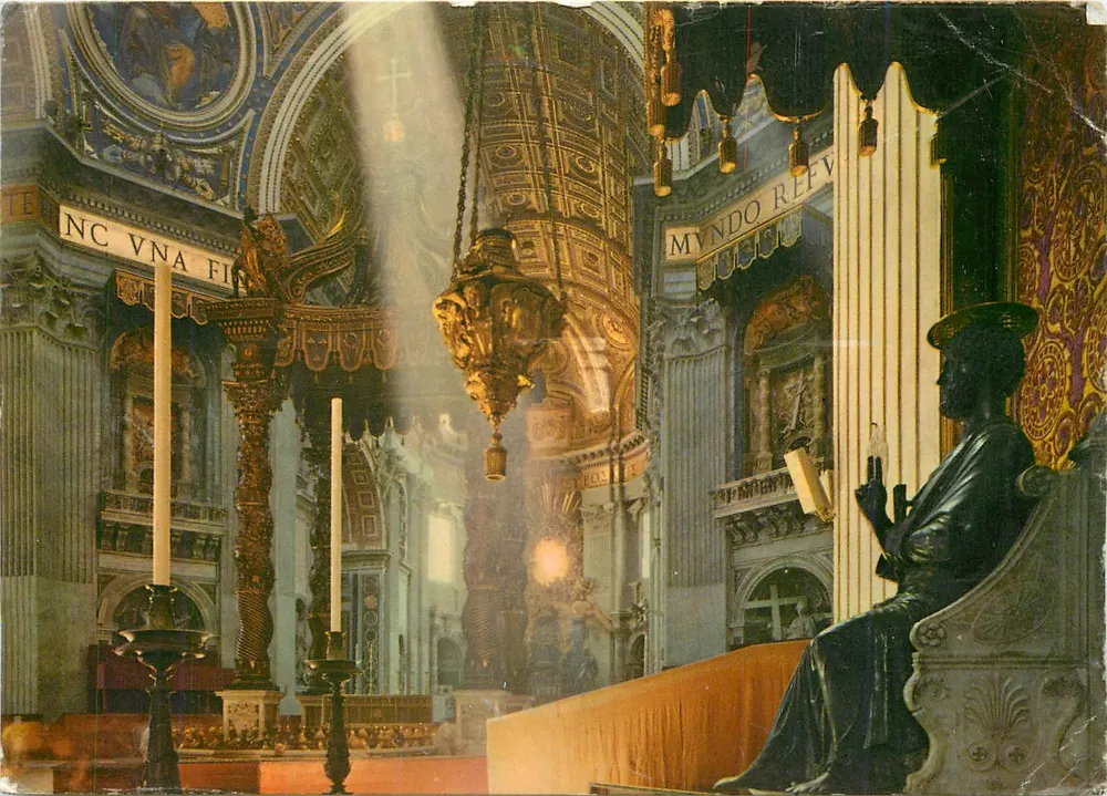 Interior da Basílica de São Pedro — vista do altar e da estátua de São Pedro — editor Fotocolor Roma - Frente
