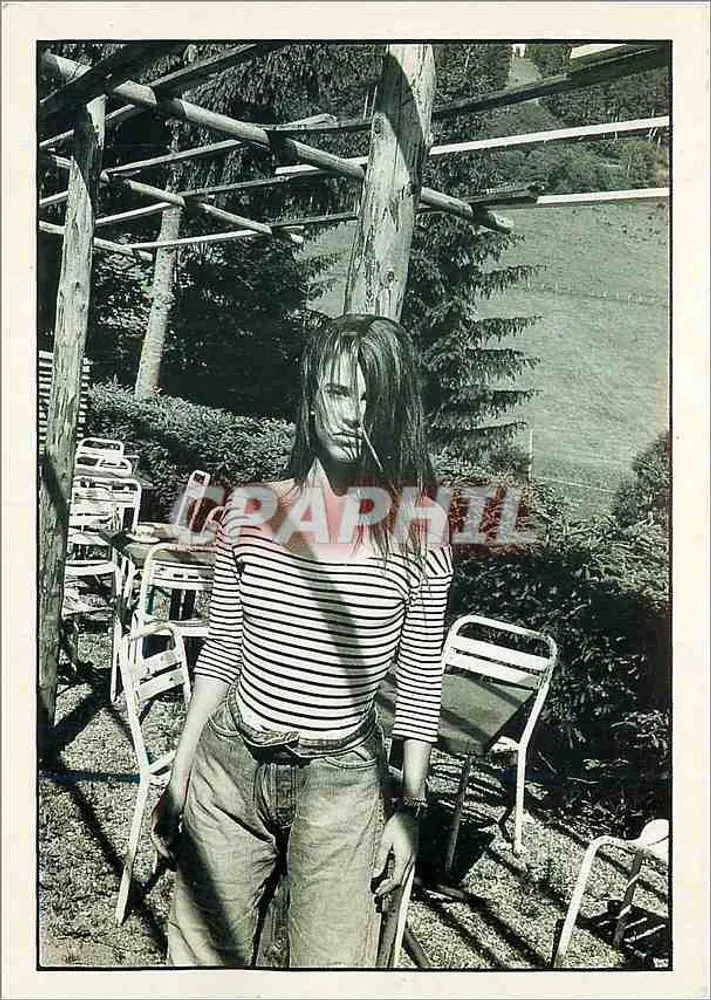 Mulher em traje descontraído — jardim sob pergola — fotografia de Yan Leuvrey, n° 43216406 - Frente