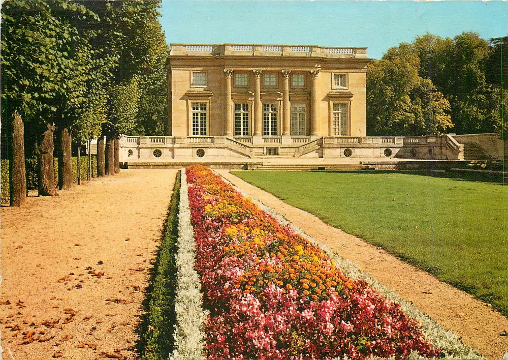 O Petit Trianon — Versailles — Editora - Frente