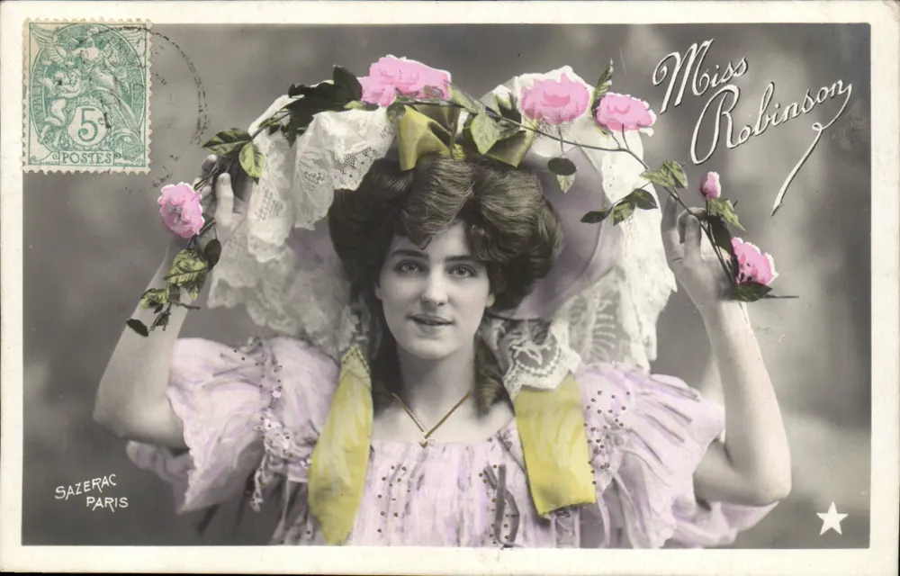 Miss Robinson — Portrait en couleur avec roses — Sazerac Paris - Recto