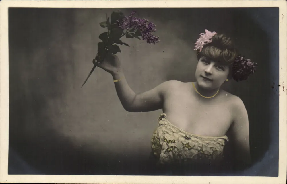 Mulher em vestido bordado — lavanda — editor E.P. n° 101 - Frente