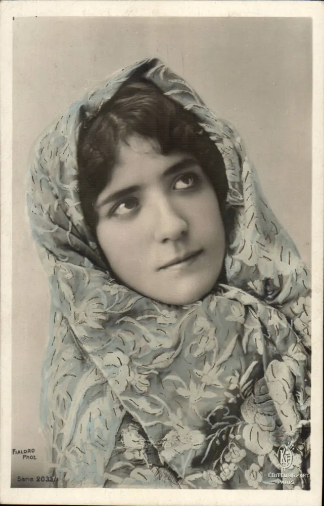 Jovem mulher coberta com véu — retrato — Fialdro Fot. Editora Art, Paris, série 2033/1 - Frente