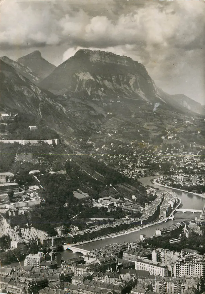 Grenoble (Isère) — Vue aérienne. L'Isère, la Tronche et le Saint-Eynard — J. Cellard, Lyon - Recto