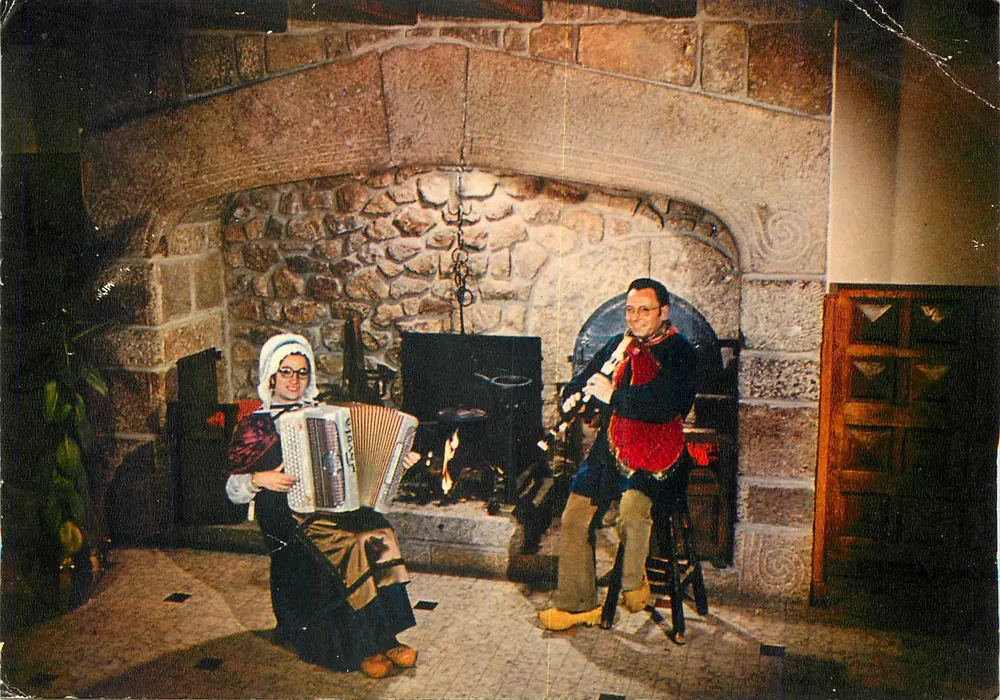 Musiciens à la cheminée — Gournier, Nasbinals — Éditions 'Gergovie' - Recto