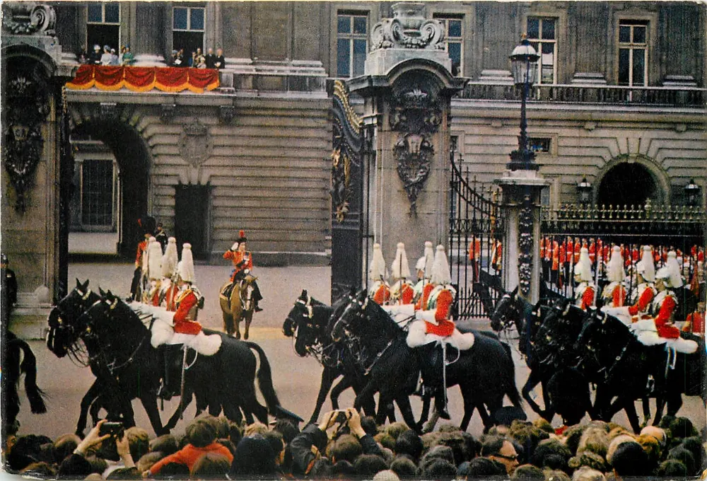 Les Life Guards passant devant la Reine à Buckingham Palace — photographie couleur — Arthur Dixon, Londres - Recto