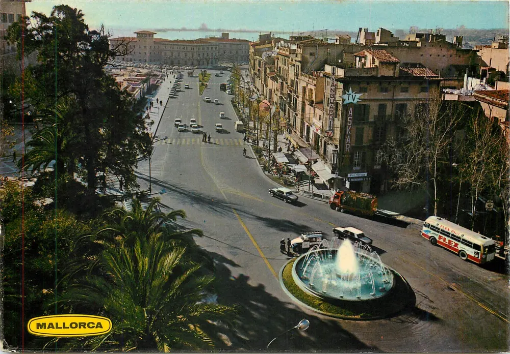 Platz de la Reina in Palma de Mallorca — luftige Ansicht mit Brunnen und FLEX-Bus — Éditions Palma - Vorderseite