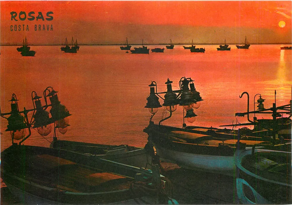 Rosas - Costa Brava — Ansicht des Sonnenuntergangs am Hafen mit Booten und Fischlampen - Vorderseite
