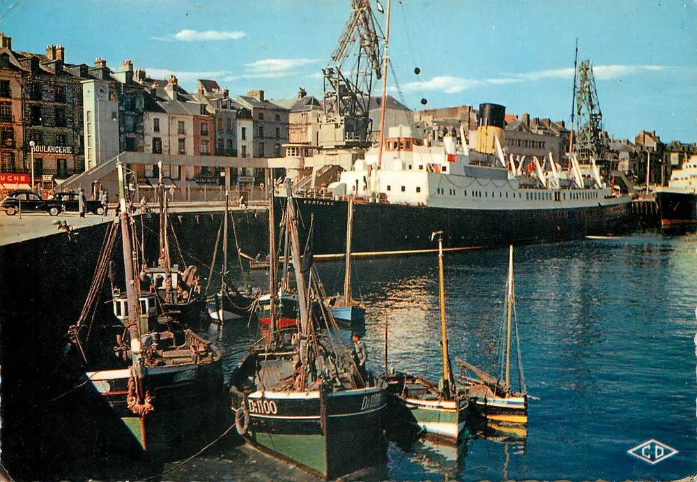 Hafen von Dieppe — Ansicht des Hafens mit Booten und dem Frachter Normandie — Éditions C.D. N. - Vorderseite
