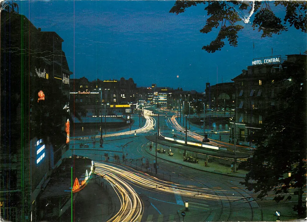 Zurique, Centralplatz à noite — Teddy's Souvenir-Shop, Limmatquai 34, 8001 Zürich - Frente