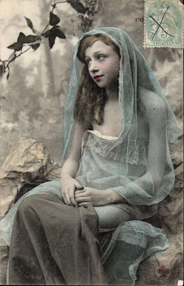 Junge Mädchen mit Schleier — Studio-Szene — Verlag INN - Vorderseite