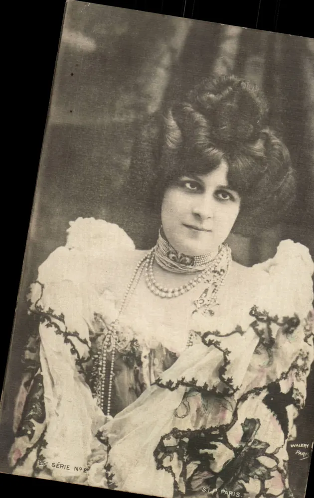 Portrait d'une femme — Série 25, n°2 — St P. Paris, Walery Paris - Recto