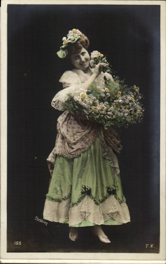 Femme en robe verte tenant un bouquet — Stebbing, n°165 — P.K. - Recto