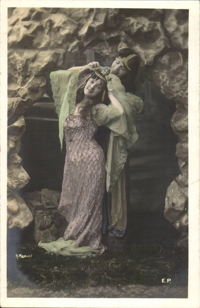 Zwei Frauen im orientalischen Kleid — Studio-Szene — H. Manucl, E.P. - Vorderseite