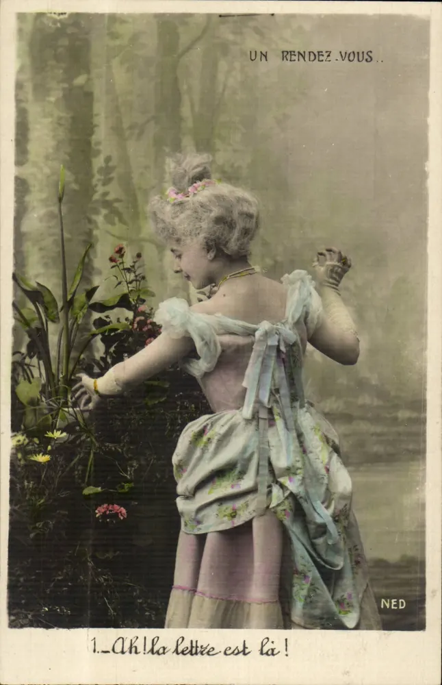 Eine junge Frau in einem blumigen Kleid — Garten-Szene — NED - Vorderseite