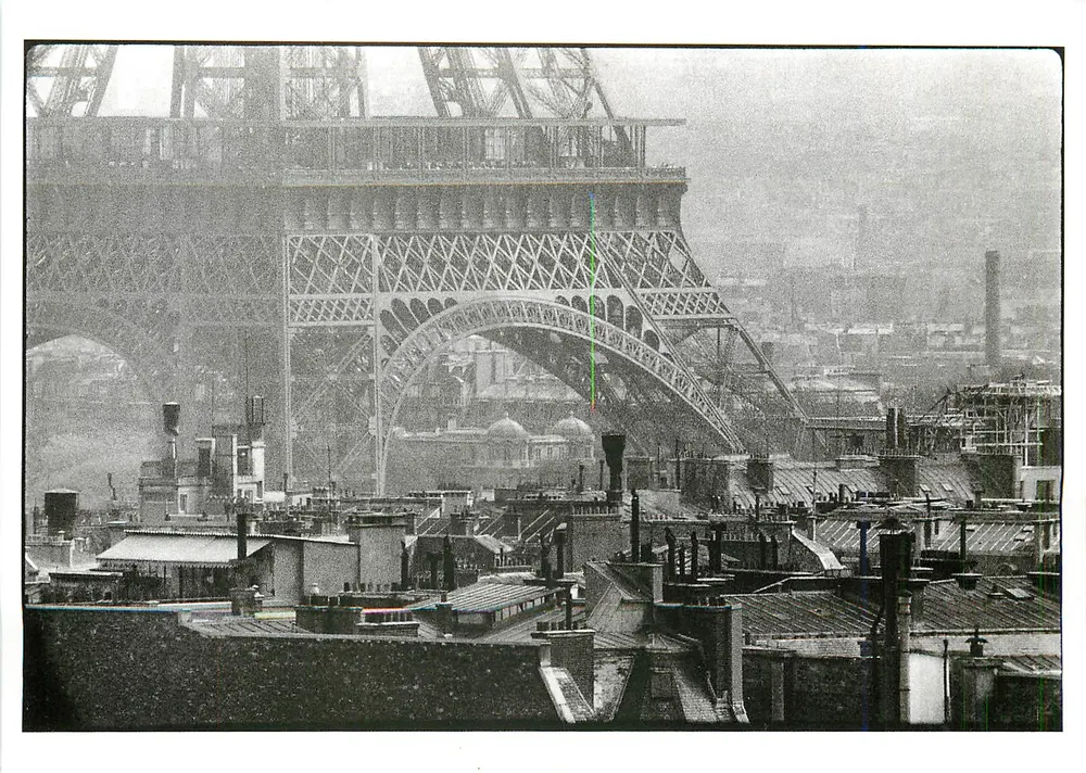 A Torre Eiffel em construção — vista dos telhados de Paris — F. Horvat e Nouvelles Images S.A. / PH 1031 - Frente