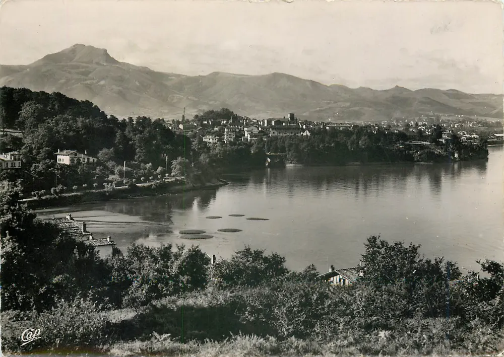 Hendaye - Grenze Frankreich-Spanien — Allgemeiner Blick und die drei Kronen — Cie des Arts Photomécaniques, Paris - Vorderseite