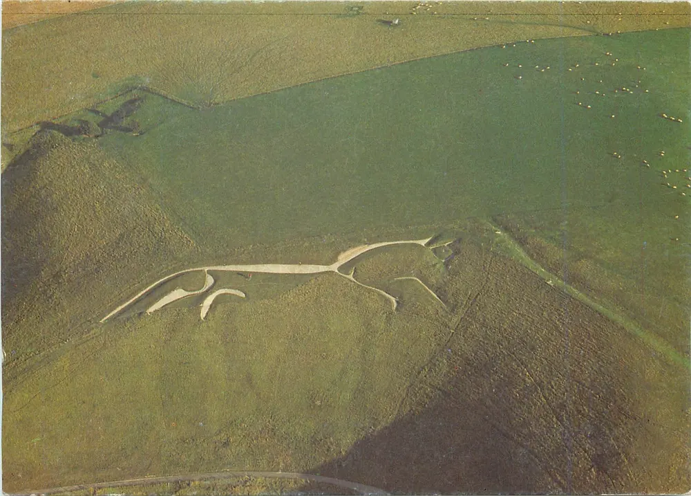 Uffington White Horse — grabado medieval — Foto: Aerofilms - Anverso