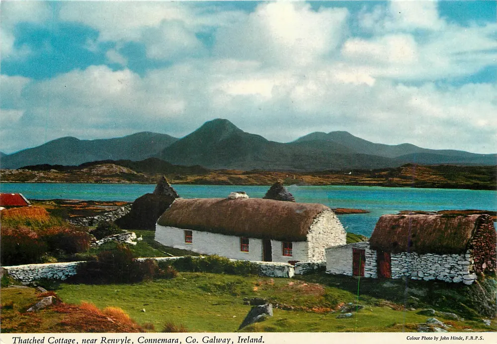 Dachgeschoss-Hütte in der Nähe von Renvyle, Connemara, Co. Galway, Irland — Farbfoto von John Hinde, F.R.P.S. - Vorderseite