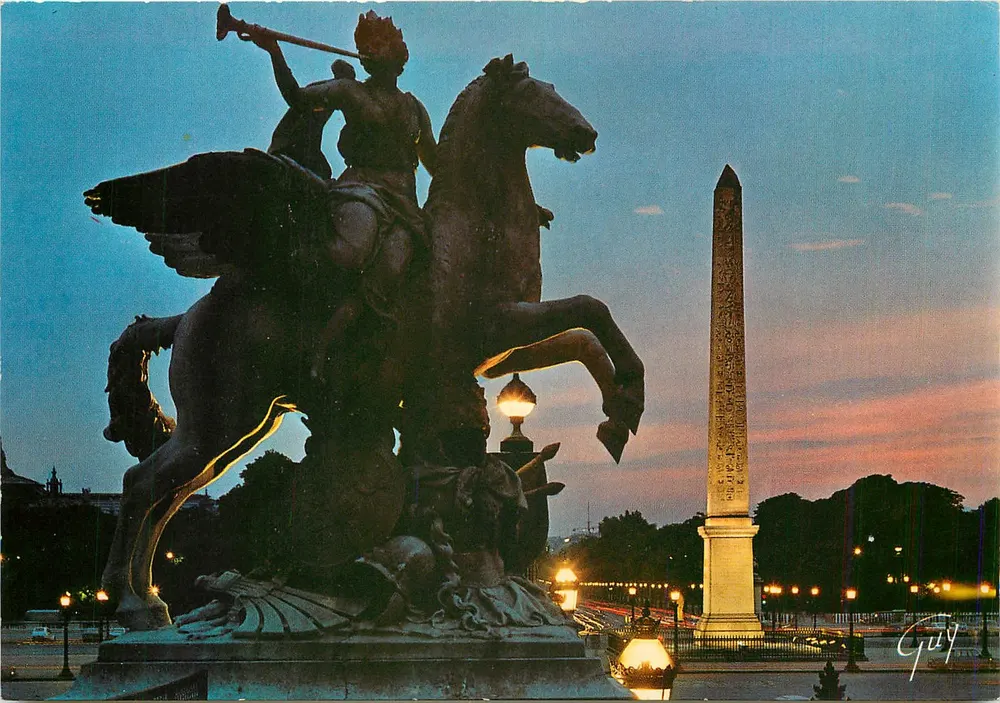 Place de la Concorde — Die beleuchtete Place de la Concorde; im Vordergrund « Renommée auf einem geflügelten Pferd » von Coysevox und im Hintergrund der Obelisk von Luxor. - Vorderseite