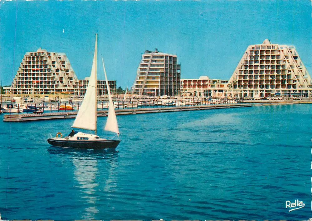 Het haven van La Grande Motte — Uitzicht op de piramidevormige hotels — Rella, uitgever - Voorkant