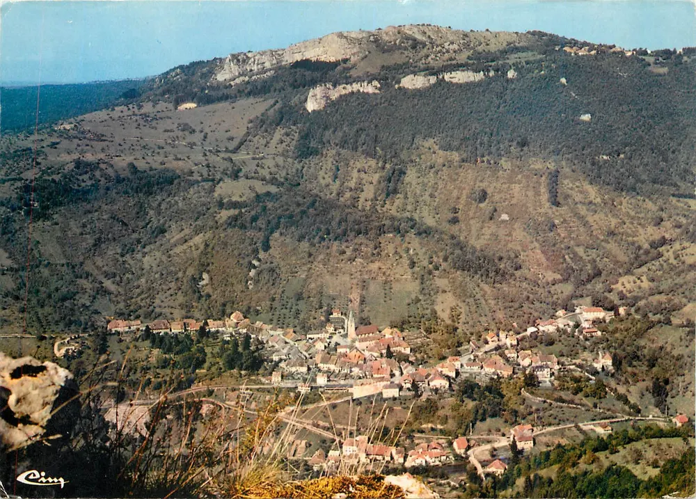 Mouthier (25) - Vue générale depuis le Point de Vue du Moine - Au fond, la Roche de Hauteepierre — Imprimerie Combier - Recto