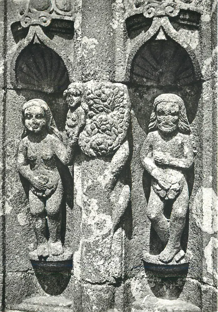 Adam und Eva — Skulptur des Portals — Guimiliau, 16. Jahrhundert - Vorderseite