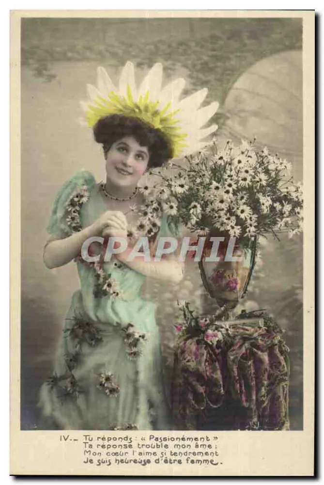 Femme en robe fleurie avec couronne de marguerites — série IV — éditeur non identifié - Recto