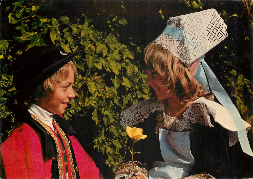Bretanha — Crianças em traje — Foto Chaligre, Val André - Frente