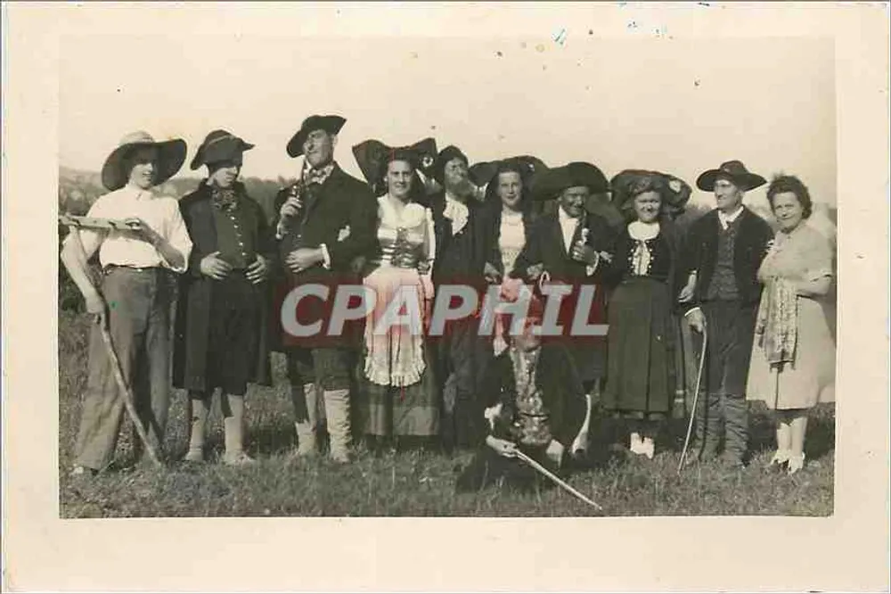 Gruppe von Personen in traditionellen Kleidern - Vorderseite