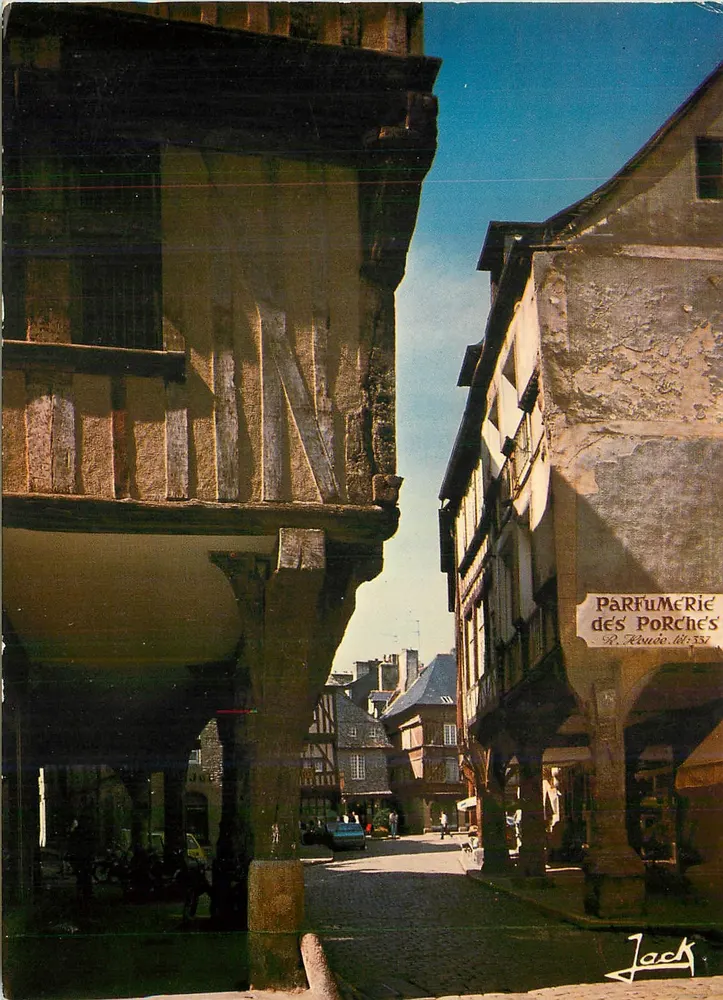 Dinan — De plein des Cordeliers — uitzicht van de straat van de Porches met de parfumerie R. Kruwe — uitgever Couleurs de Bretagne - Voorkant