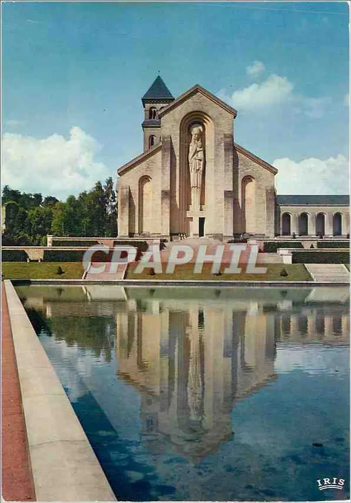 Abadia N.-D. d'Orval — Basílica - Pátio de honra — Editions Orval - Frente