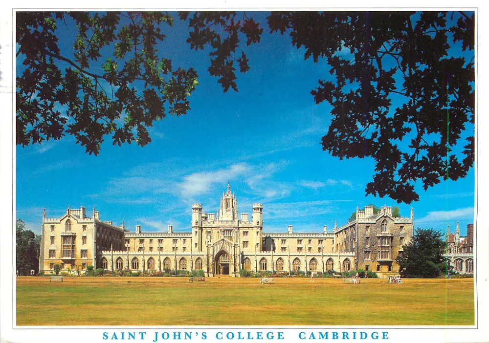 Saint John's College Cambridge — visão do colégio sob um céu azul — editor The Cambridge Portfolio, n° SPC17 - Frente