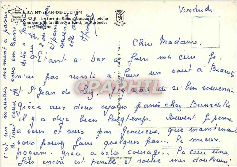 Saint-Jean-de-Luz (64) — Le fort de Socoa, bateau de pêche sortant de la rade. Au fond, les Pyrénées et l'Espagne. - Verso