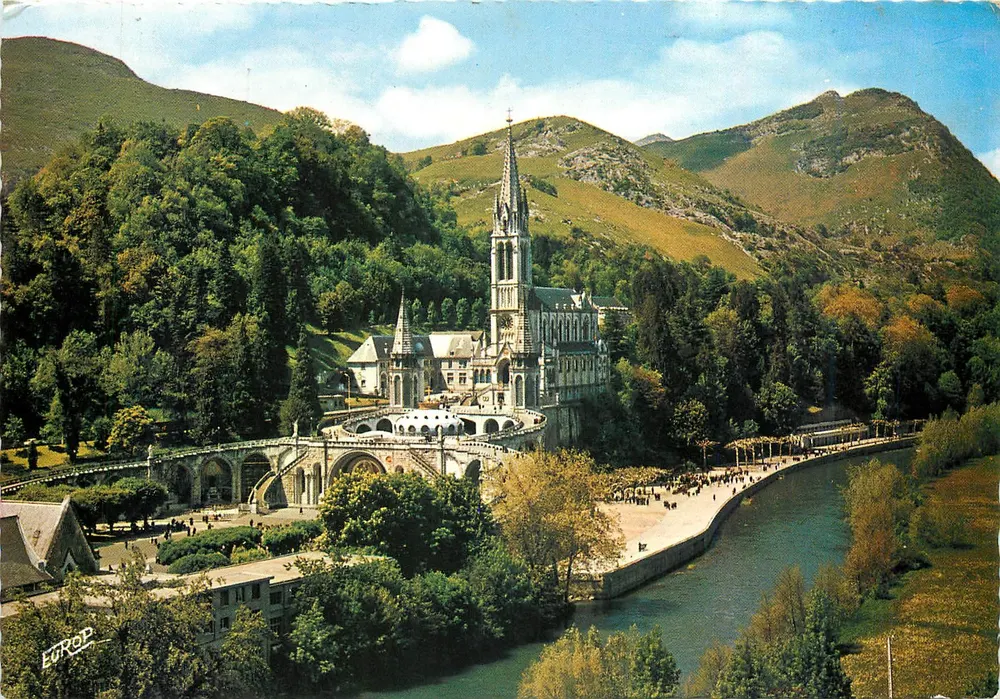 Lourdes (Hautes-Pyrénées) — Basilique et le Gave de Pau — Édition de l'Europ - Recto