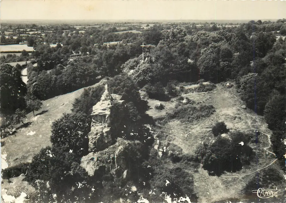 Chailland (Mayenne) — A Virgem e o Calvário — Comthier Imp. Macor-L - Frente