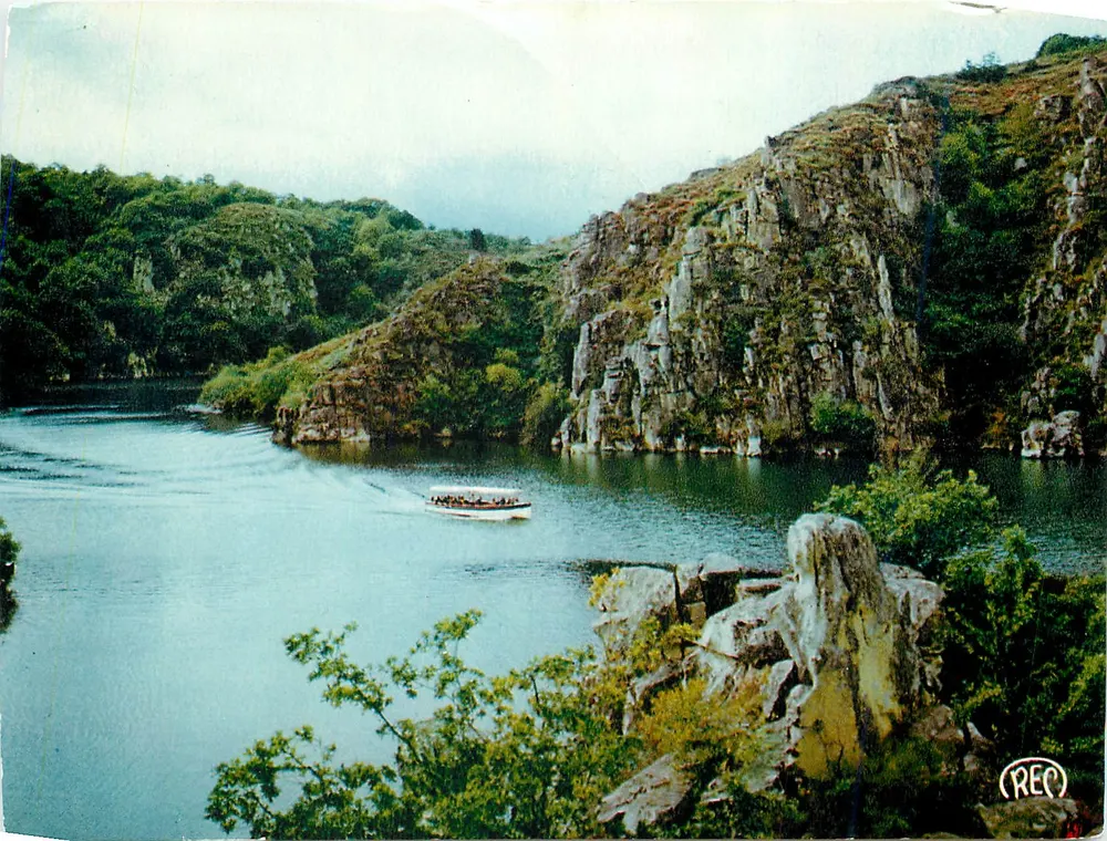 Pittoreske Creuse — Die Vedette um die Spitze von Crozant am Zusammenfluss der Creuse und der Sédelle — Photo-Roussel, Châteauroux - Vorderseite