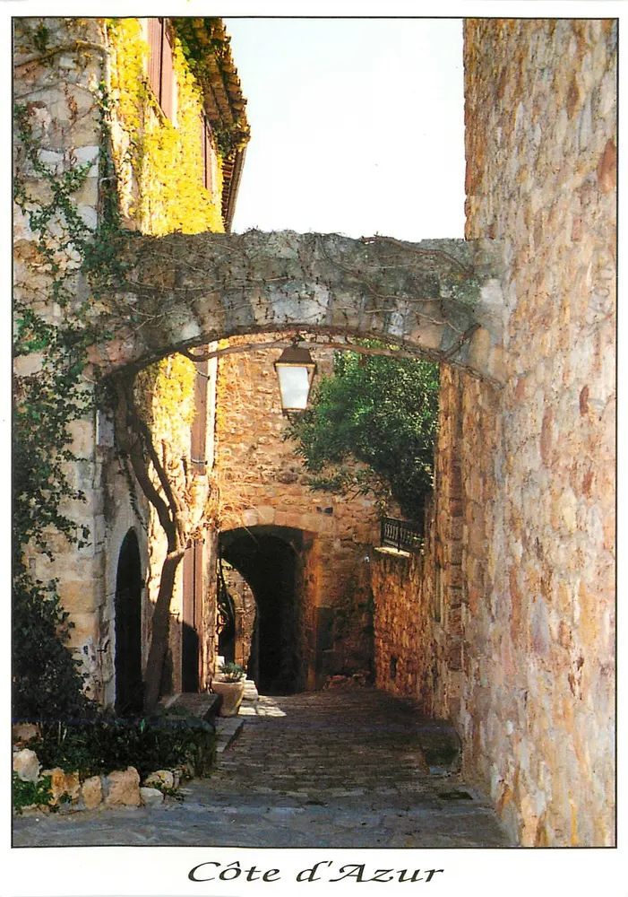 Côte d'Azur — rua pavimentada sob arco de pedra — Edições Chigo, n° 24796 - Frente