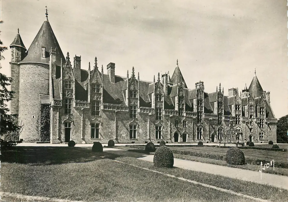 Josselin (Morbihan) — Innenfassade des Schlosses (1490-1505) mit Blick auf die Cour d'Honneur — Éditions d'Art Martel, Paris - Vorderseite