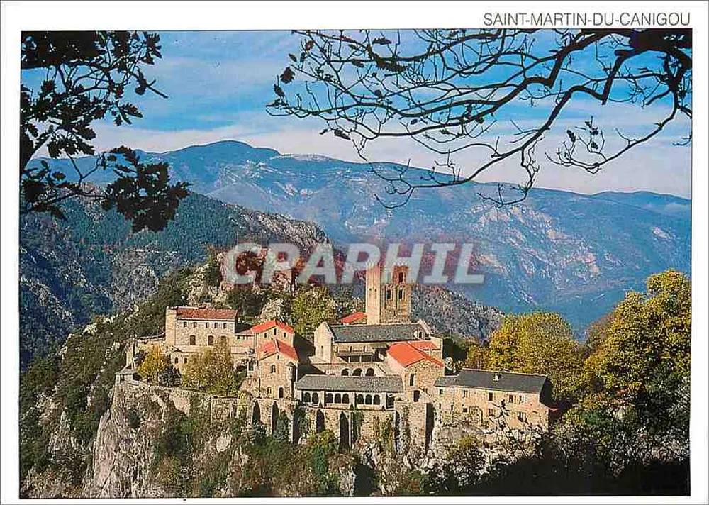 Saint-Martin-du-Canigou — Auf einem felsigen Vorsprung gelegene Abtei - Vorderseite