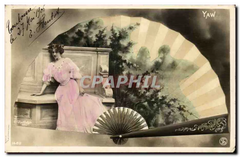 Frau in einem rosa Kleid — Courlouse — YAW - Vorderseite