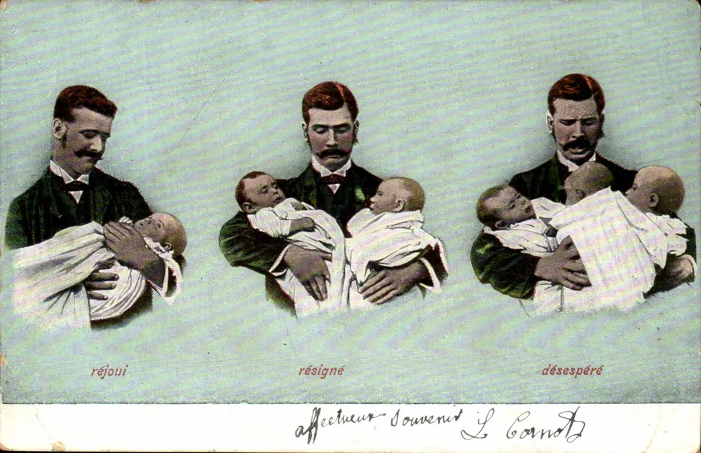 Trois hommes tenant des bébés — réjoui, résigné, désespéré — affecteur Souvenirs L. Cornot - Recto