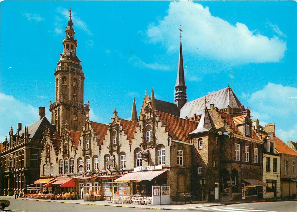 Veurne - Grote Markt — vista da praça com a torre da Prefeitura e a igreja — editor N. Vels, n° 530/23 - Frente