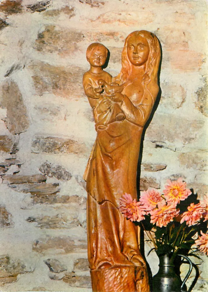 Holzstatue der Jungfrau mit dem Kind — Foyer de Charité, Tressaint — Foto Foyer de Charité - Vorderseite