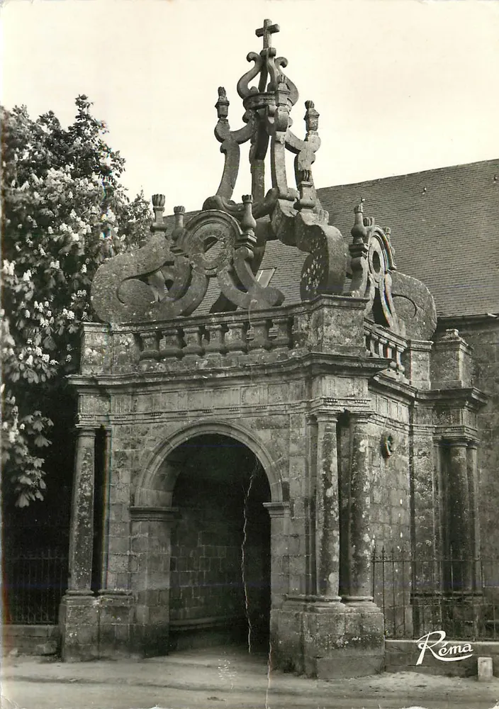 Pórtico da Igreja de São Cornély — Carnac, Bretanha — Ed. d'Art Rema, n°16 - Frente